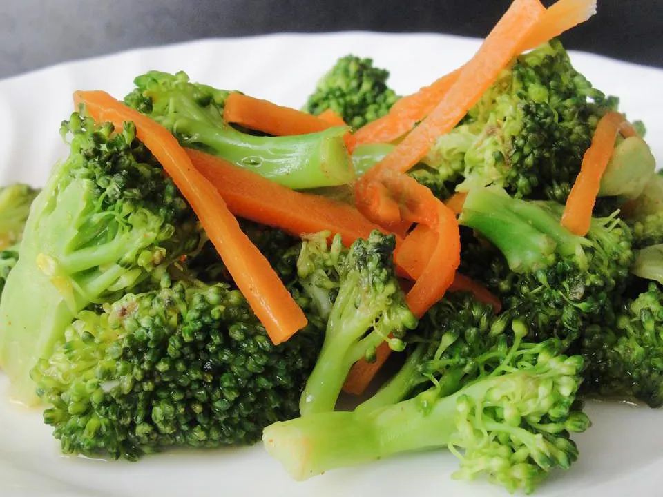 Steamed Broccoli and Carrots with Lemon