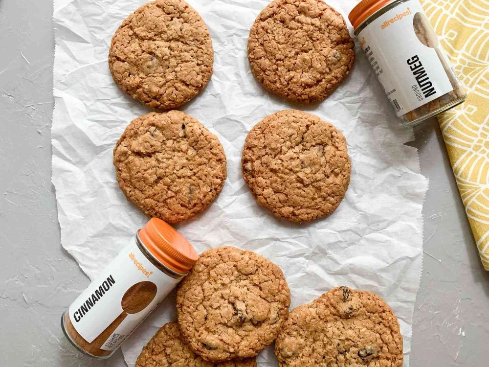 Thin and Crispy Oatmeal Raisin Cookies