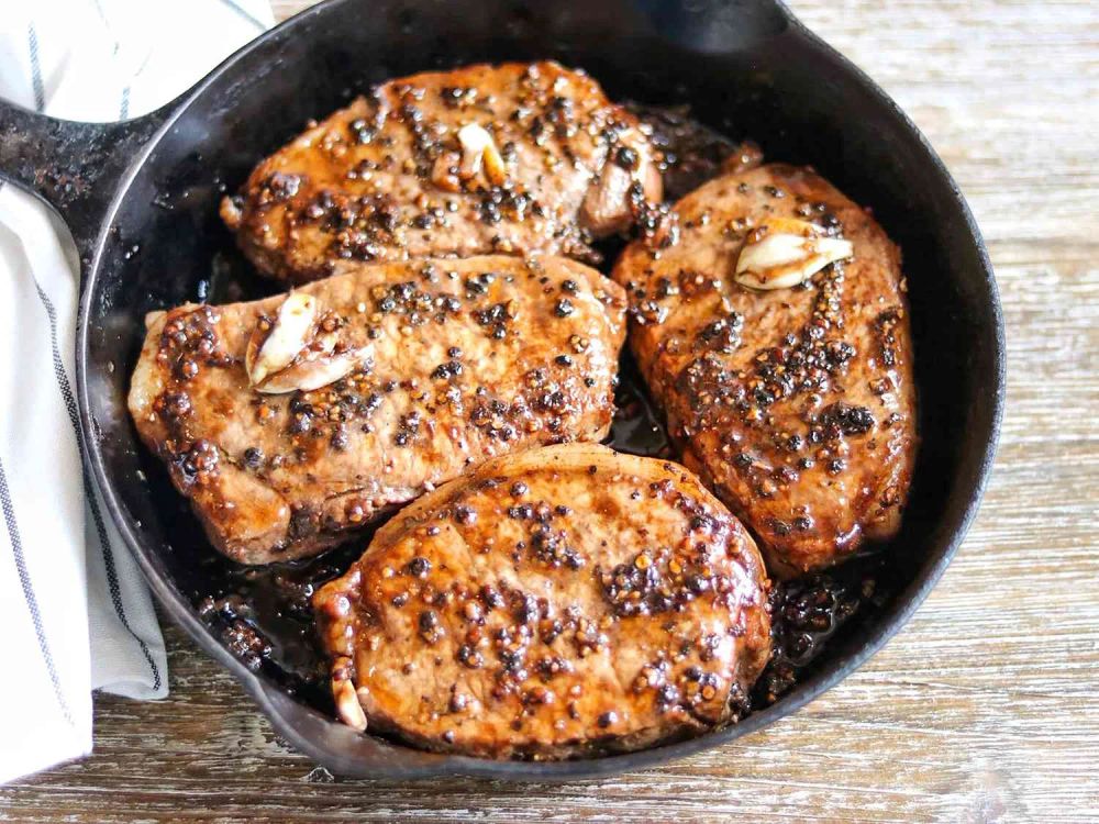 Skillet Pepper and Garlic Pork Chops