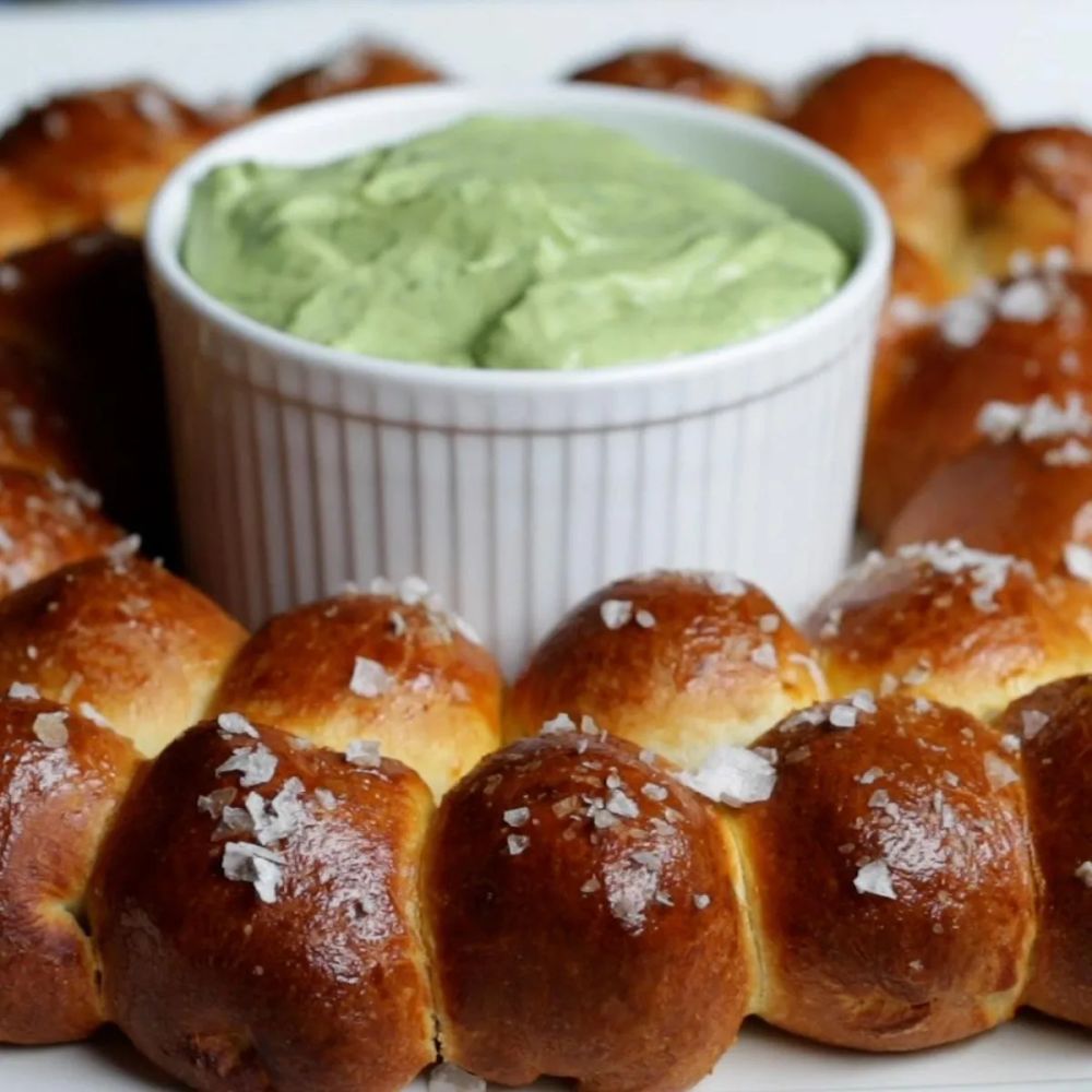 Jalapeño Popper Pretzel Ring