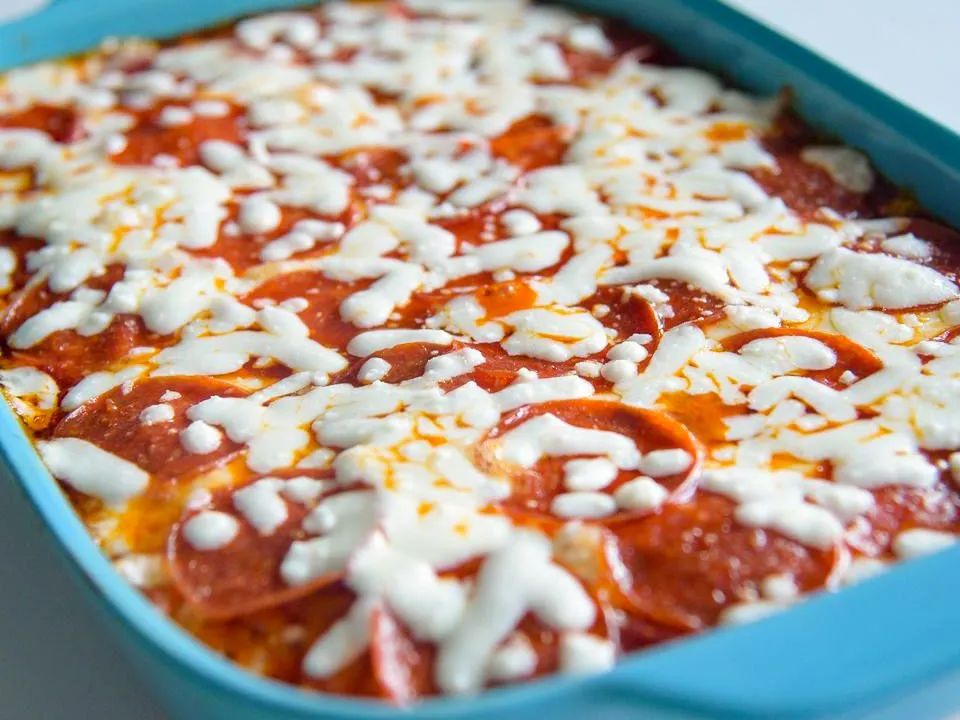 Macaroni and Cheese Pizza Bake