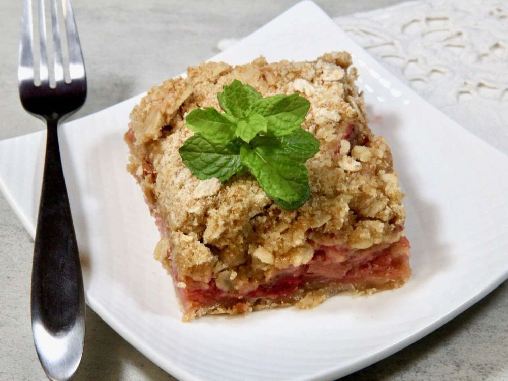 Strawberry-Rhubarb Crisp with Pie Crust