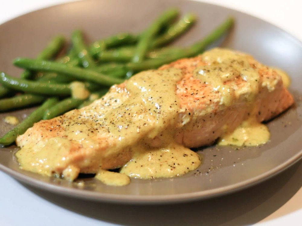 Pan-Fried Salmon in Curry Cream Sauce