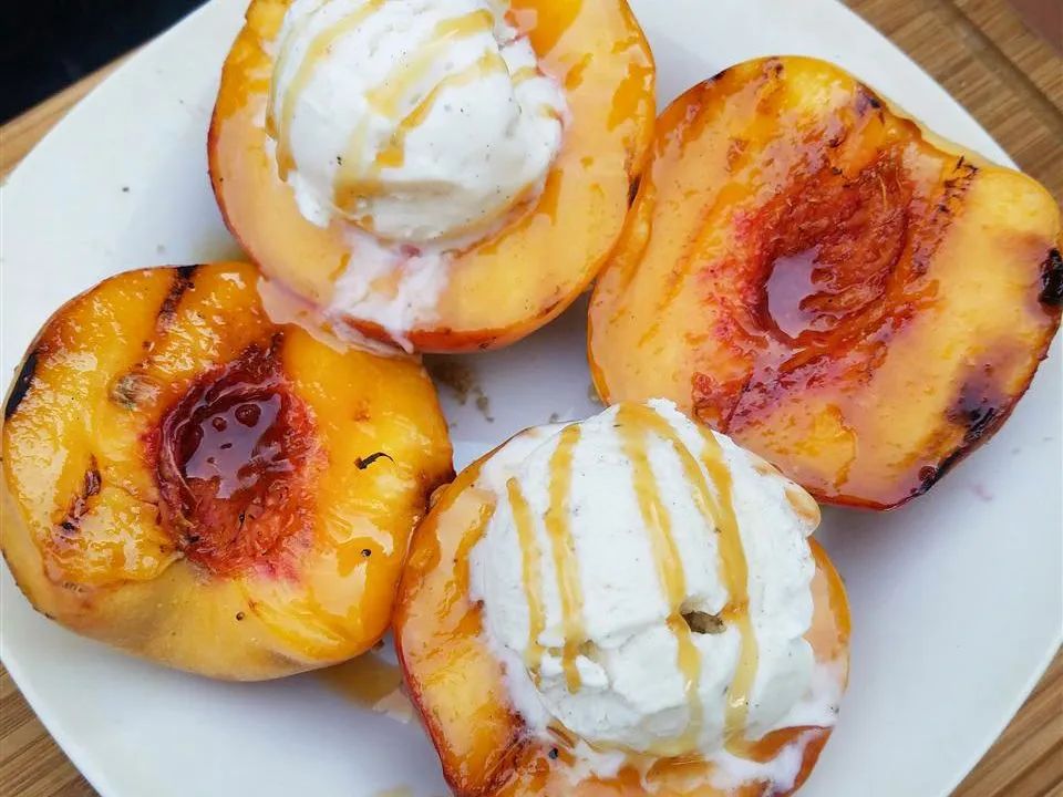 Grilled Peaches and Ice Cream