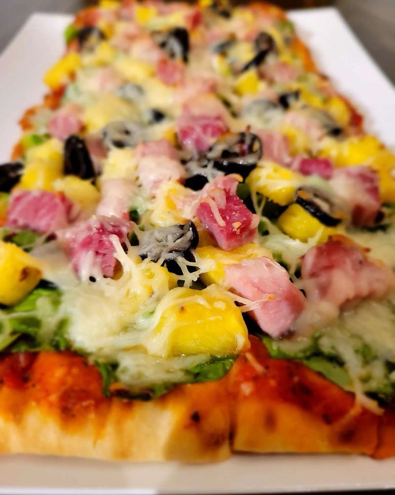 Hawaiian-Inspired Pineapple-Ham Flatbread