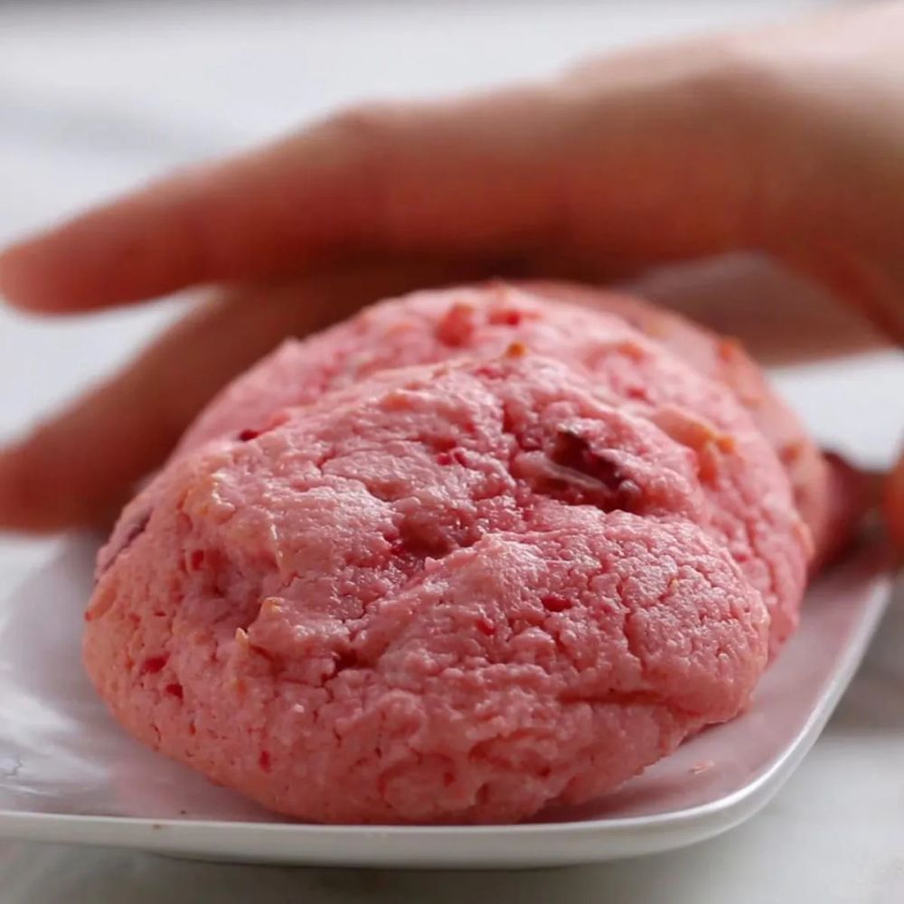 Strawberries ‘n’ Cream Cake Mix Cookies