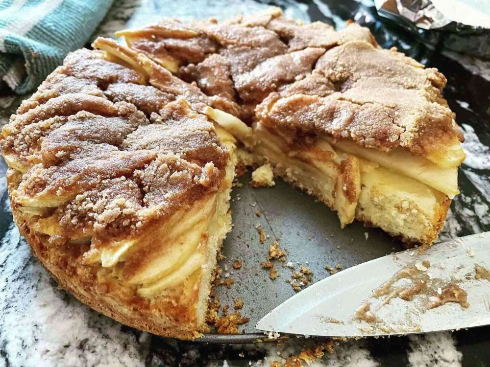 Yabluchnyk (Ukrainian Apple Cake)