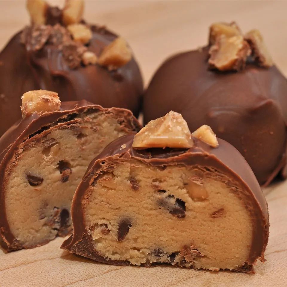 Easy Chocolate Chip Cookie Dough Truffles