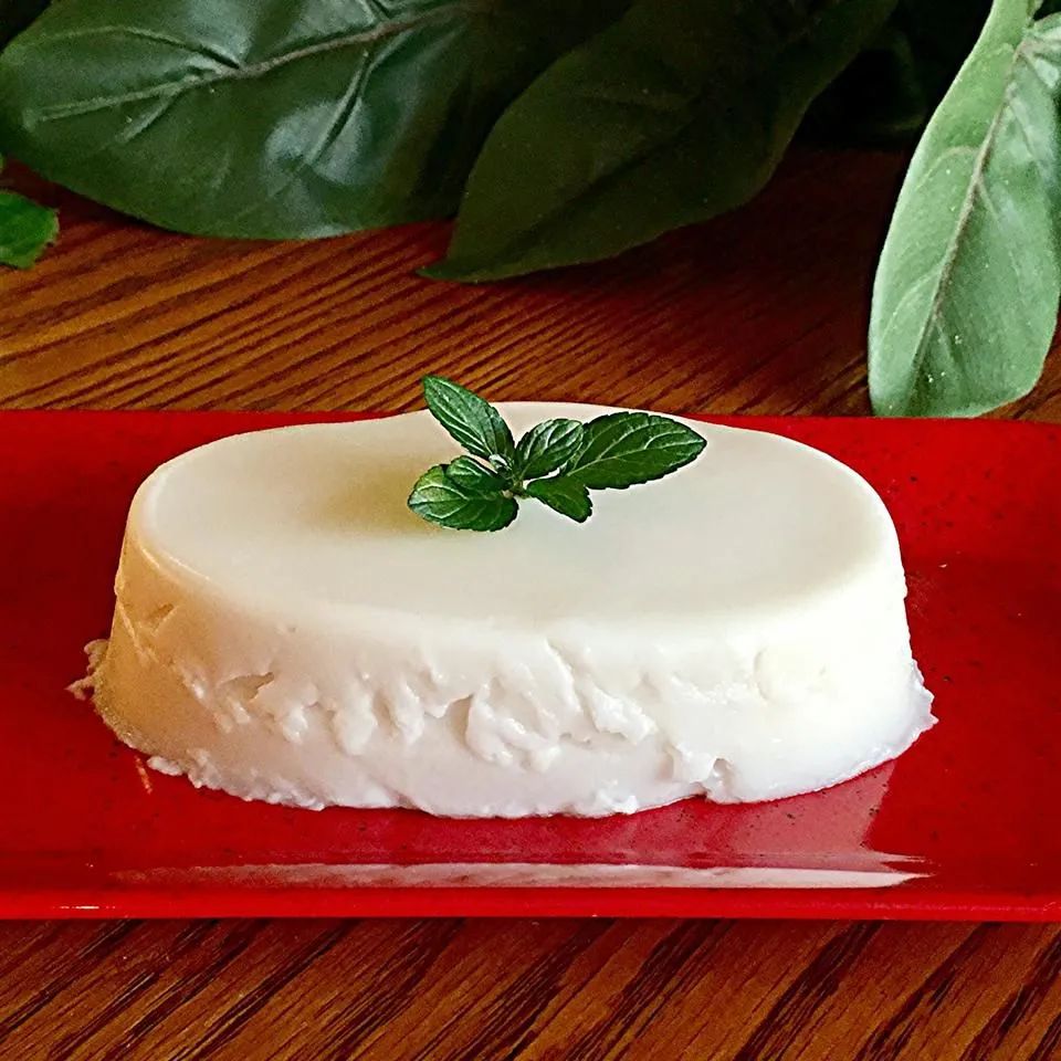 Haupia (Hawaiian Coconut Pudding)