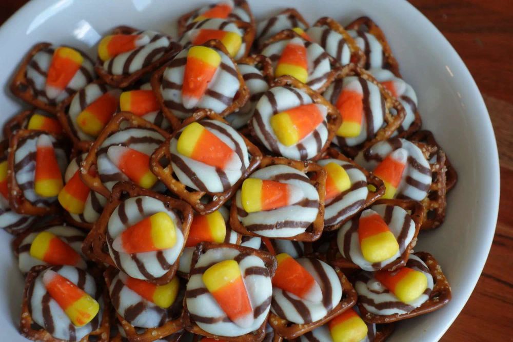 Chocolate-Candy Corn Pretzel Bites