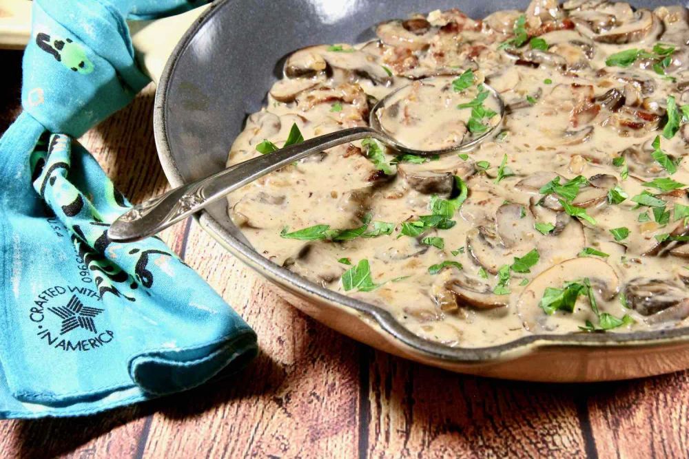 Creamy Garlic-Mushroom Sauce with Bacon