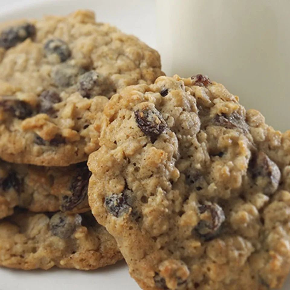 Crispy and Chewy Oatmeal Raisin Cookies