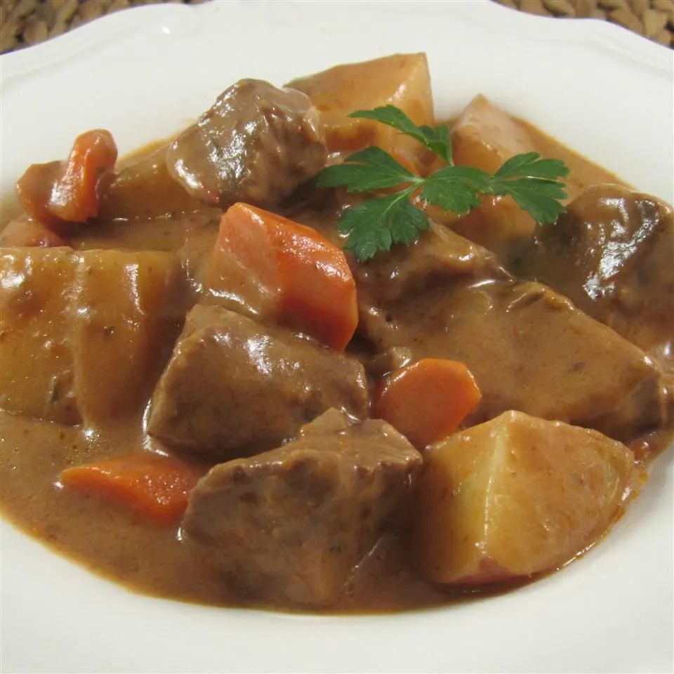 Easy and Hearty Slow Cooker Beef Stew