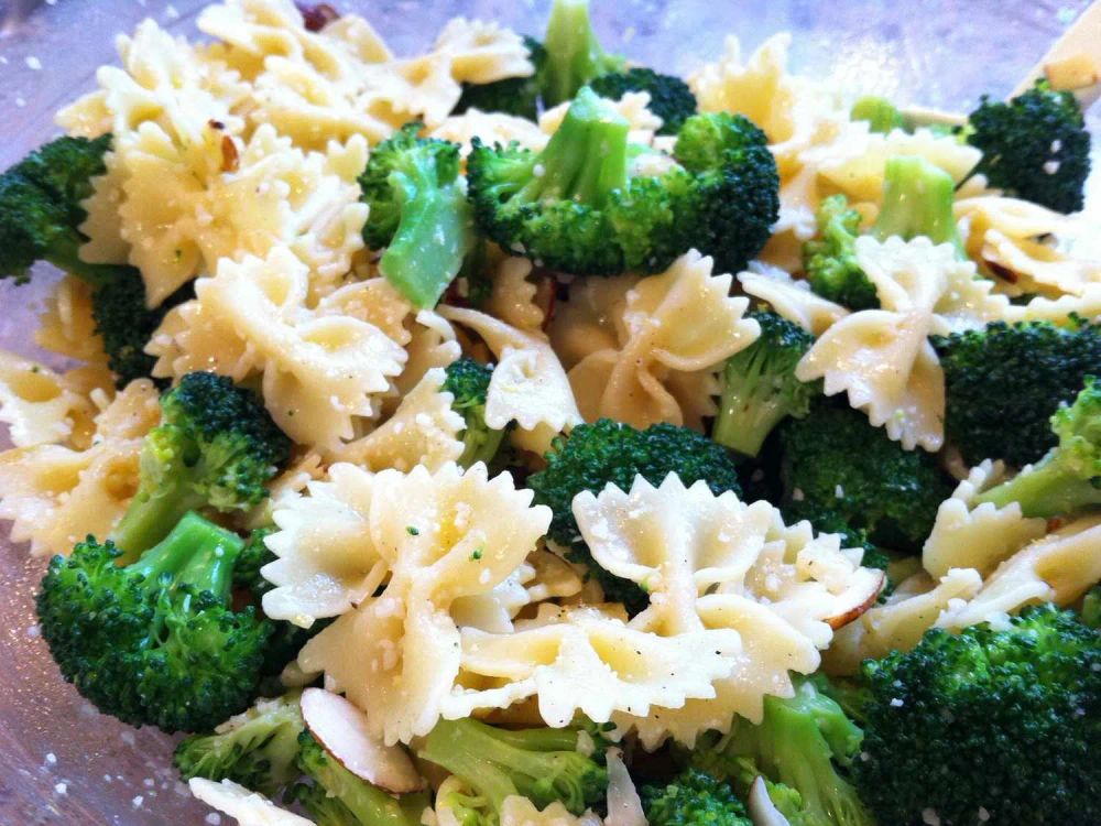 Bow Tie Pasta with Broccoli, Garlic, and Lemon