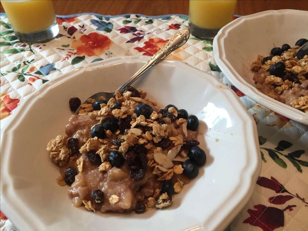 Overnight Slow Cooker Apple Oatmeal