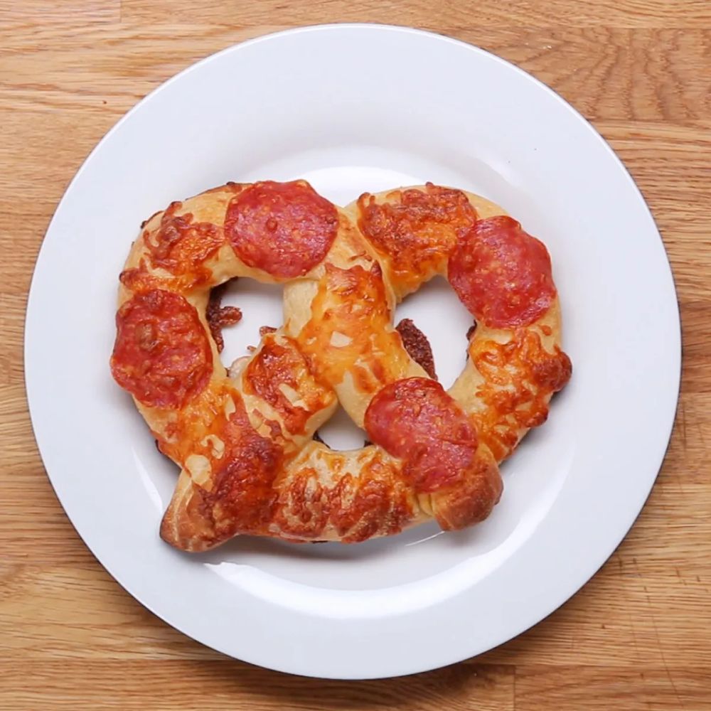 Cheese-Stuffed Pizza Pretzels