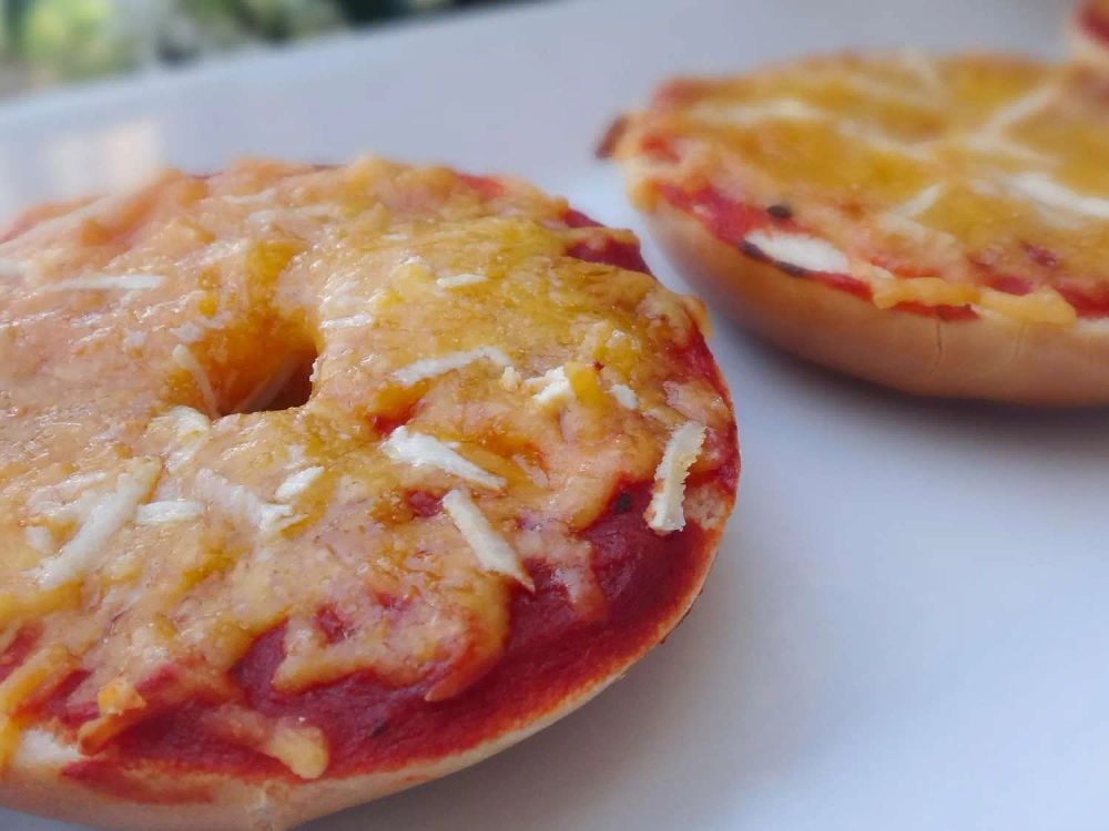 Easy Mini Bagel Pizzas