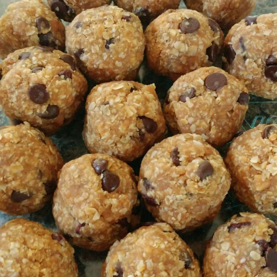 Chocolate Peanut Butter Energy Balls