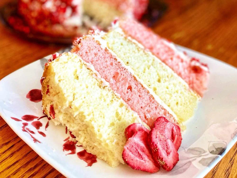 Strawberry Biscoff Crunch Cake