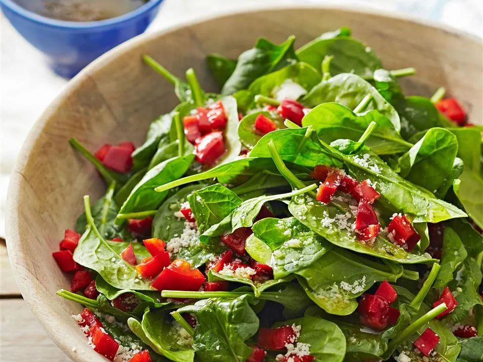 Super Easy Spinach and Red Pepper Salad