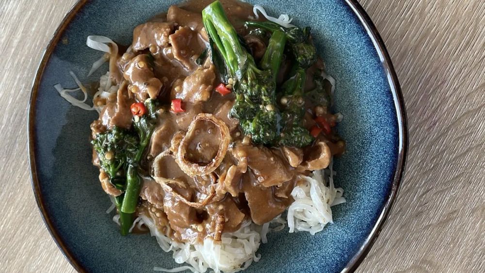 Pork Red Na (Noodles And Gravy)