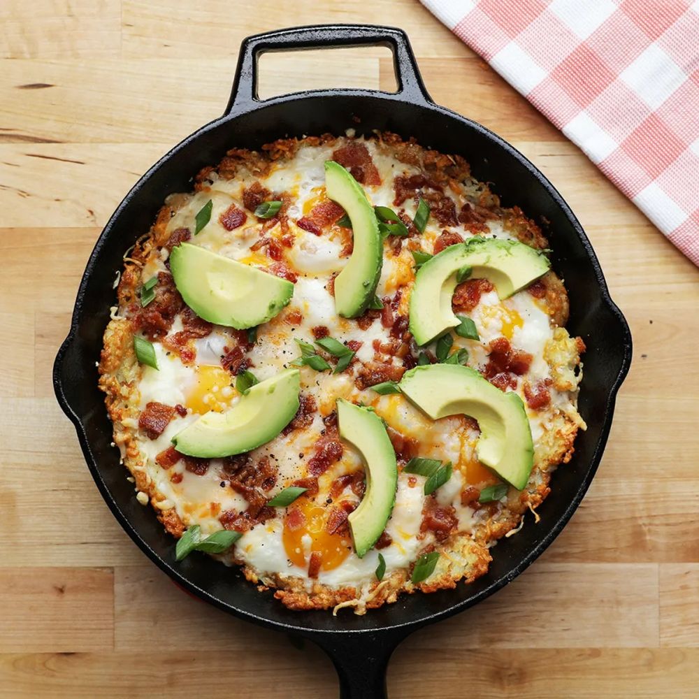 Tater Tot Breakfast Pizza