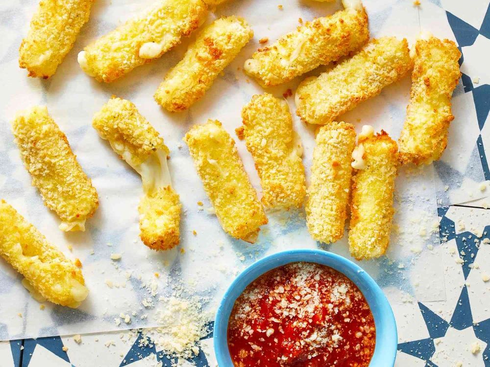 Air-Fried Mozzarella Cheese Bites with Spicy Marinara Sauce