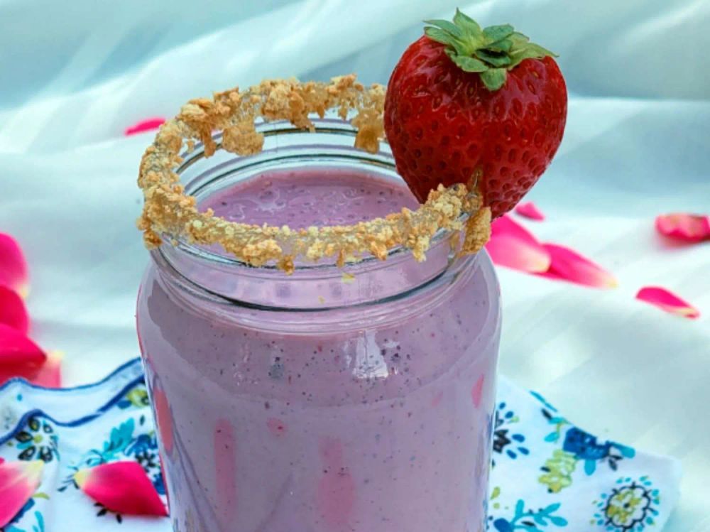 Fresh Berry and Yogurt Breakfast Smoothie