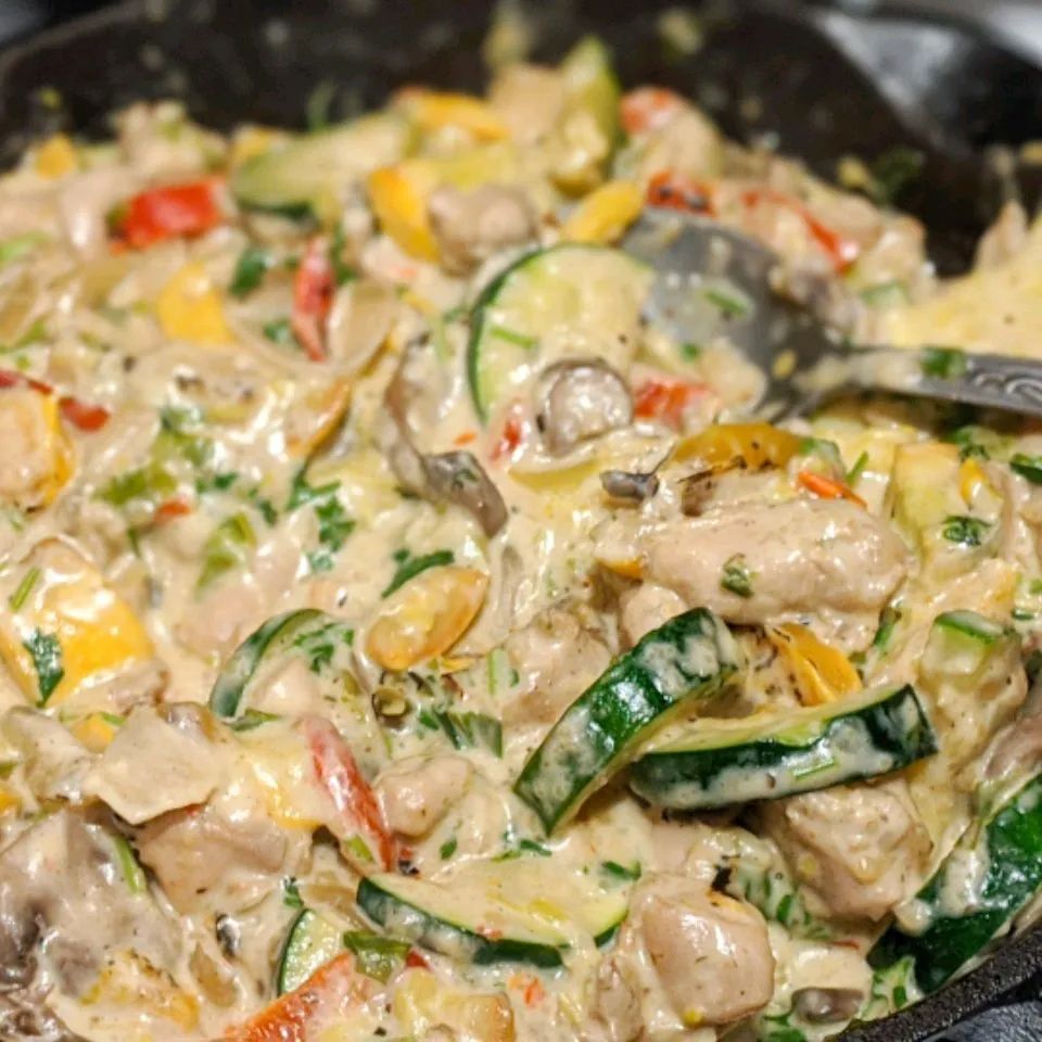 Easy Chicken with Mushrooms and Zucchini in Cream Sauce