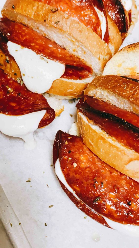 Pull-Apart Bread with Pepperoni and Mozzarella