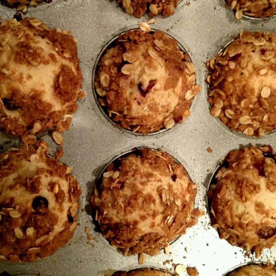 Whole Wheat Huckleberry Crumb Muffins