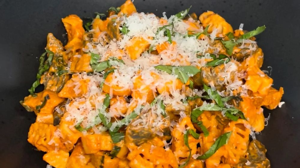 Halloween-Inspired Spicy Tomato Cream Pasta