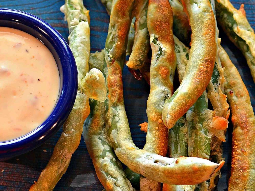 Air Fryer Green Beans with Spicy Dipping Sauce