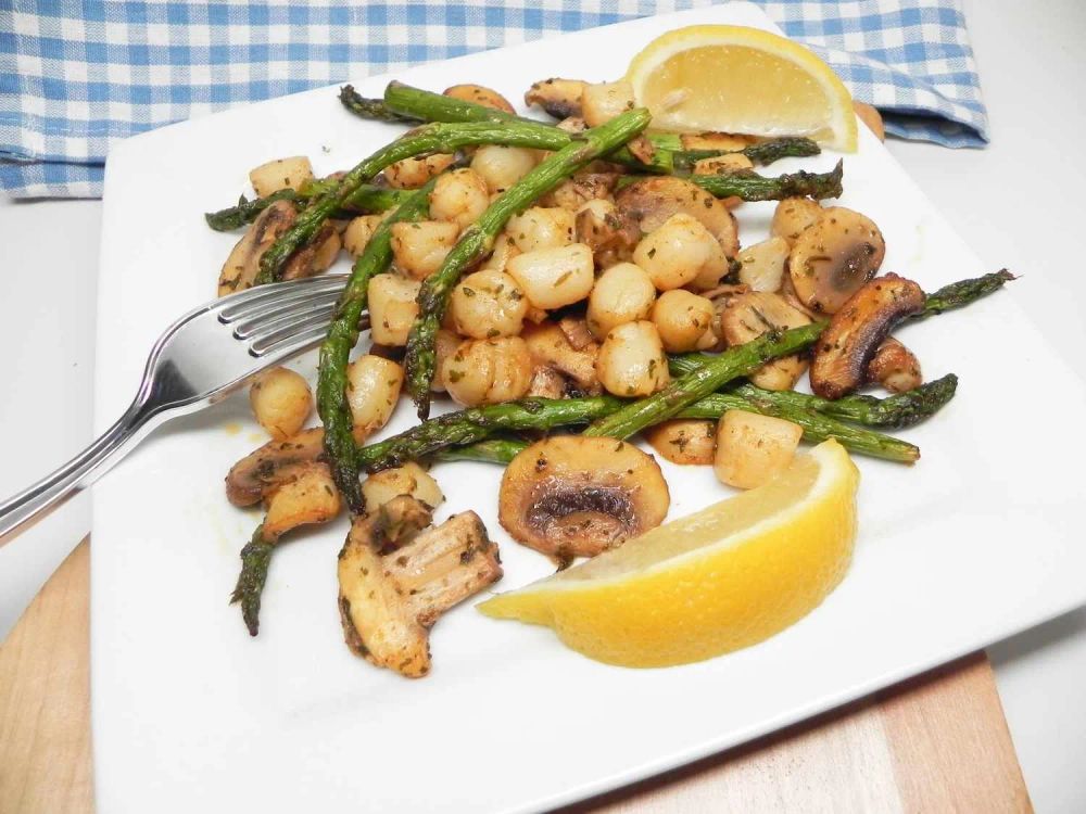 Air Fryer Bay Scallops, Asparagus, and Mushrooms