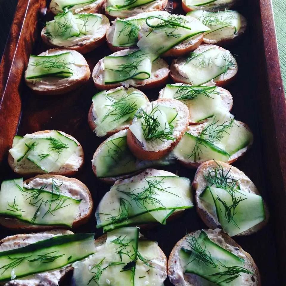 Creamy Dill Cucumber Toasties