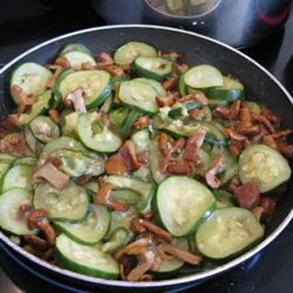 Zucchini with Chanterelle Mushrooms