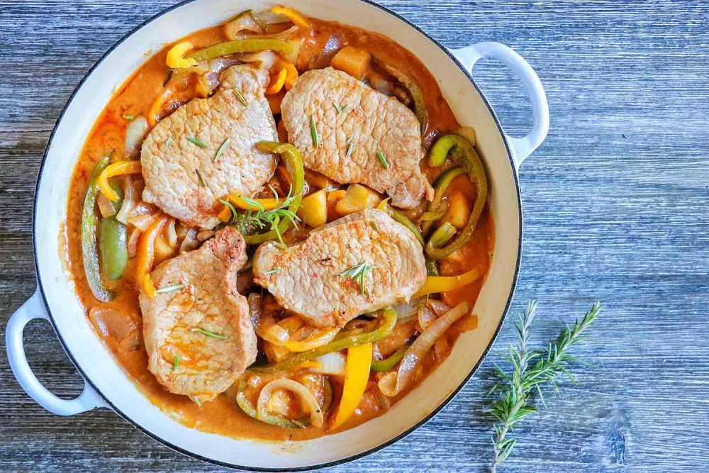 Pan-Fried Pork Chops with Apple and Pepper Gravy