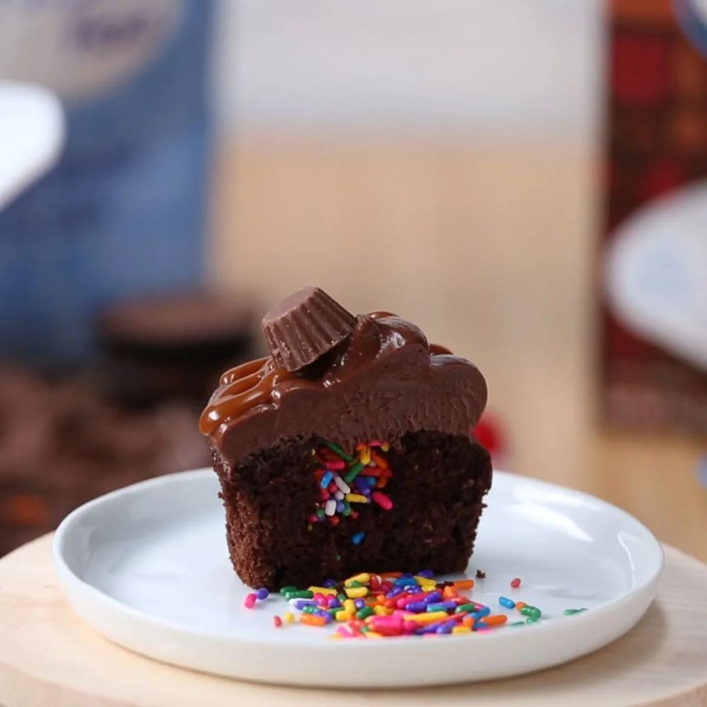 Chocolate Pinata Cupcake: Candy Shop