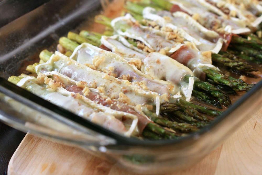 Brie and Prosciutto Asparagus Bundles