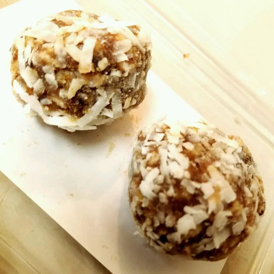 Coconut Date Balls