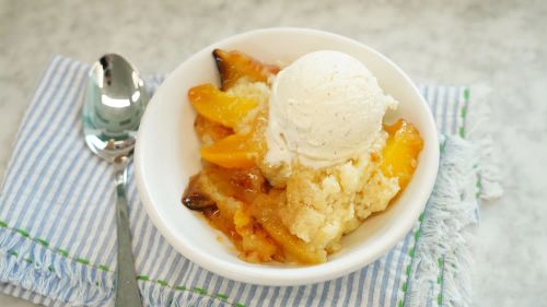 Slow Cooker Easy Peach Cobbler