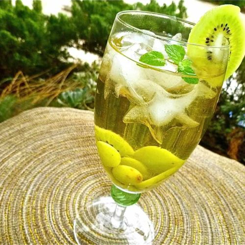 White Sangria with Kiwi