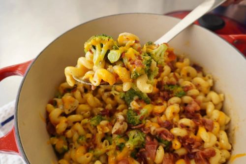 One-Pot Cheesy Bacon Ranch Pasta with Chicken and Broccoli