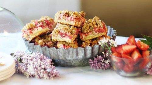 Strawberry Crumble Cheesecake Bars