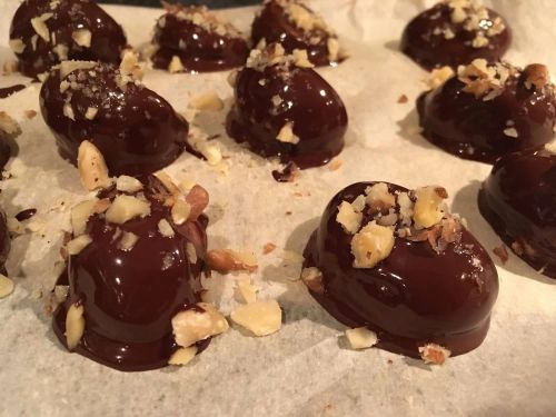 5-Ingredient Keto and Vegan Chocolate Almond Balls