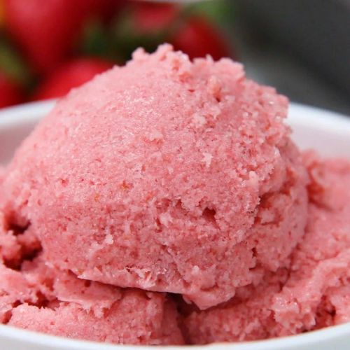 Healthy Strawberry Banana Frozen Yogurt