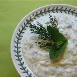 Tzatziki Sauce (Yogurt and Cucumber Dip)