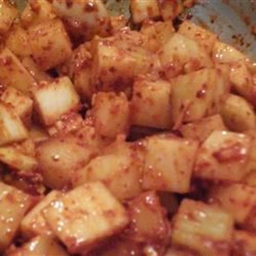 Kkakdugi (Korean Radish Kimchi)