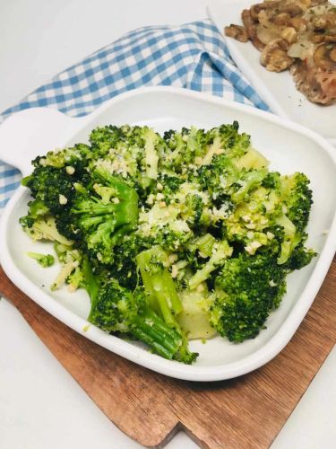 Quick and Easy Garlic Broccoli with Parmesan