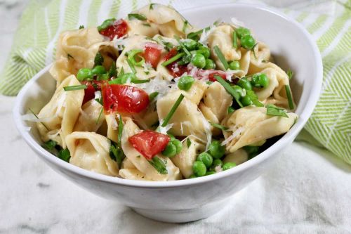 Tortellini Salad with Tomatoes and Peas